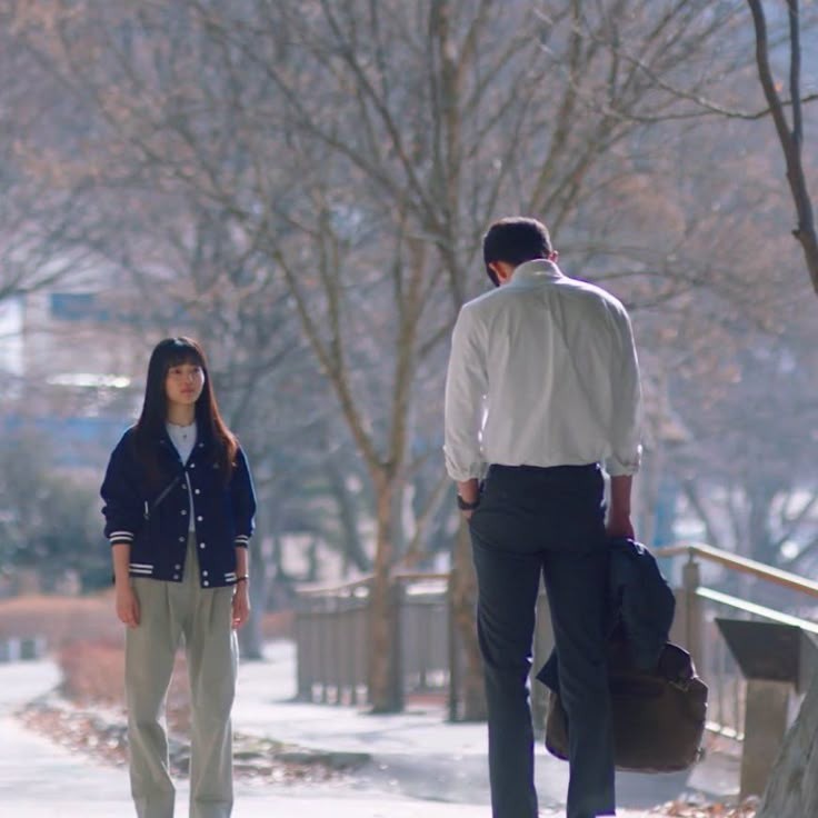 Zamansızdık                     Sandım
  ilk başta                       hep iyi kalcaz