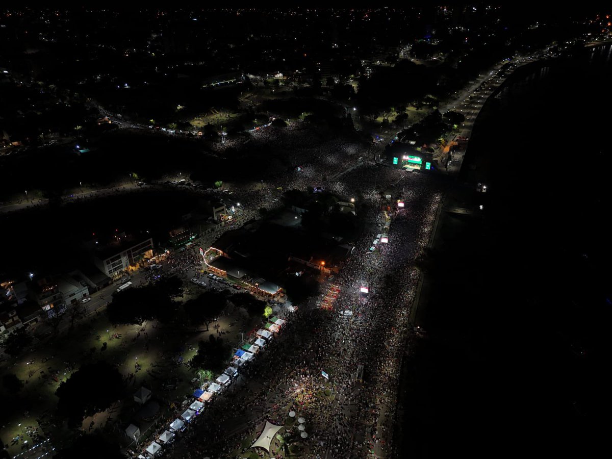 HumorParanaense's tweet photo. 100mil paranaenses metió la fiesta del mate, nunca antes visto. Que locura todo https://t.co/QWsB4Ccm4D