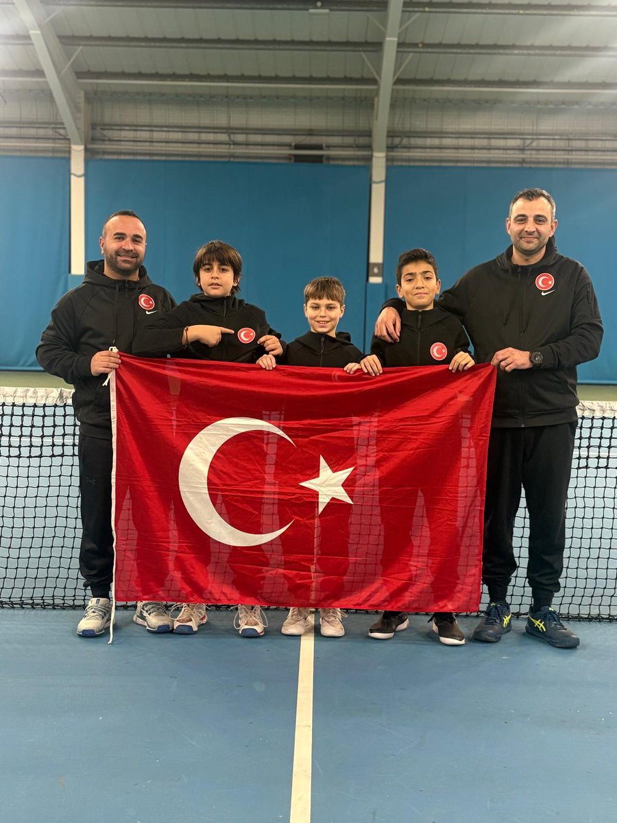 TTForgtr's tweet photo. 12 Yaş Erkek Milli Takımımız Avrupa Altıncısı 🇹🇷

Yiğit Uras Yıldırım, Ömer Alkın Doğruel ve Çağan Şahbudak’tan oluşan kaptanlığını Uras Gürbüz ve Barış Fırat’ın yaptığı 12 Yaş Erkek Milli Takımımız İngiltere'nin Sunderland kentinde düzenlenen Avrupa Kış Kupası Finallerinde Polonya'ya 3-0 yenildi, Sırbistan'ı 2-1 mağlup etti ve Romanya'ya 2-1 yenilerek finalleri altıncı olarak tamamladı.

12 Yaş Erkek Milli Takımımız Avrupa Kış Kupası Elemelerinde İsviçre’yi 2-1, Estonya’yı 3-0 mağlup edip, finalde İtalya’ya 2-1 yenilerek eleme turunu ikinci olarak tamamlanmıştı.

Millilerimize Avrupa Kış Kupası'nda göstermiş oldukları mücadele için teşekkür ederiz.

#WinterCups | @TennisEurope