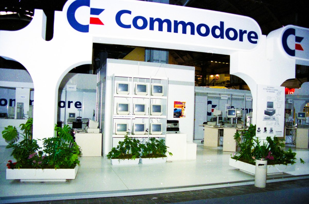 CommodoreSpain's tweet photo. Nueva entrada en la web. Documentación fotográfica 📷 histórica de #Commodore en las ferias y eventos españolas. #Simo, #Sonimag e #Informat. 
𝐈𝐦𝐚́𝐠𝐞𝐧𝐞𝐬 𝐢𝐧𝐞́𝐝𝐢𝐭𝐚𝐬. ¡¡Recuperando la #historia!! 
#retro #fotos #ferias 😃

✅Info: https://t.co/hEnGwR0ZVI 👇 https://t.co/nHdzuy8FDG