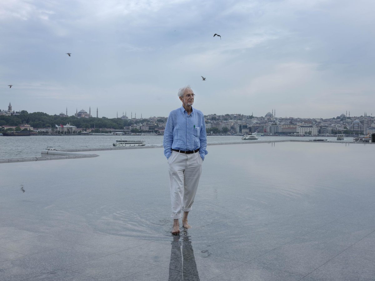 Bir mimar için daha iyi bir fotoğraf karesi düşünmek zor; kendisinden binlerce yıl önce inşa edilmiş harika yapıları arkasına alıp kendi tasarladığı harika bir yapı üzerinden İstanbul'u seyretmek. Mimar Renzo Piano 2016'da tasarladığı İstanbul Modern'in çatısında.