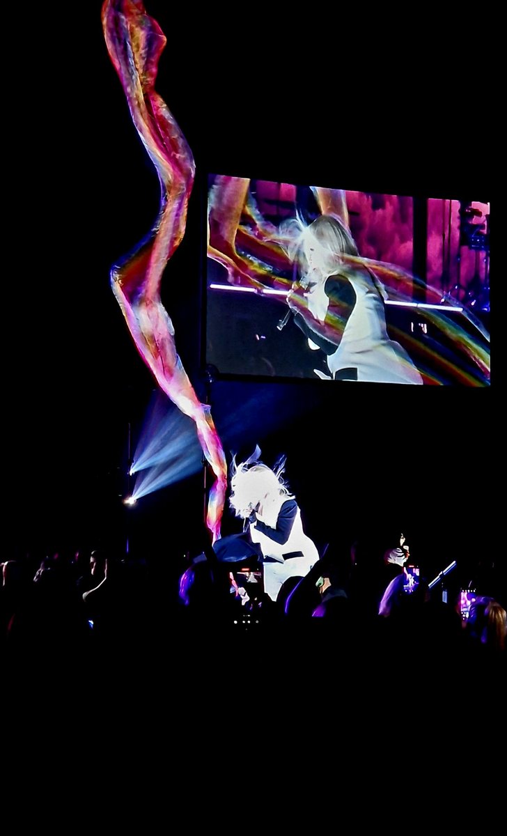 hellomattyW's tweet photo. I was blown away by Cyndi Lauper last night! Exceeded expectations! Wonderful show! @OVOHydro 🎶 https://t.co/8YDGTzH5w1