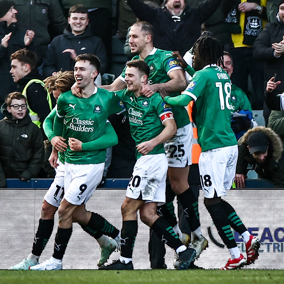 Vocês tem noção do que acabou de acontecer???

O LANTERNA da segunda divisão, ganhou do LÍDER da Premier League!!!!!!!!!

SIMPLESMENTE HISTÓRICO!