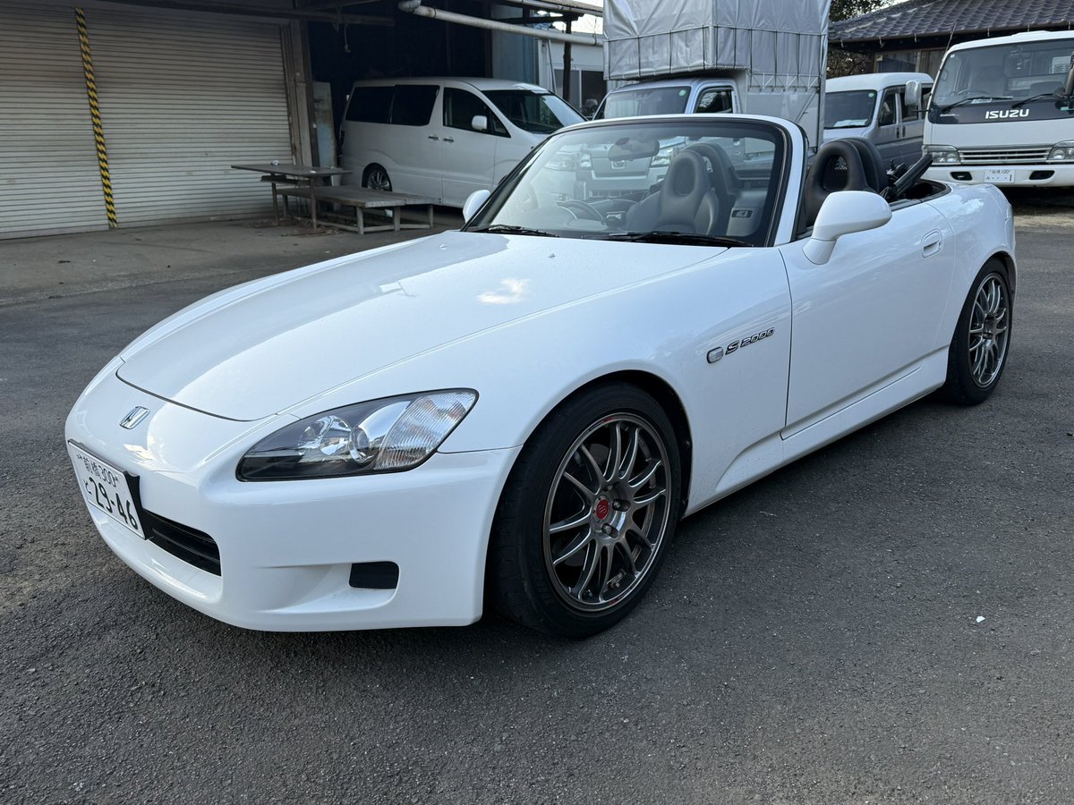 takuya111w's tweet photo. メーカー名 ホンダ
車種名 S2000
排気量 1.99L
初度登録　平成14年7月
車検満了　令和7年8月
走行距離 12万km
色 ホワイト(NH-565)
型式 LA-AP1
ミッション　6速MT
エンジン　異音なし 振動なし
希少なホワイトカラーに黒幌！

試乗全国登録費用無料！
陸送含めてお気軽にお問合下さい！

#車売ります https://t.co/YOaJtgTwLW