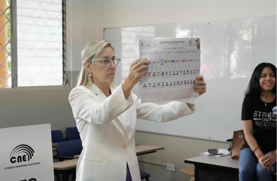 AnnabellaAzinEc's tweet image. Hoy salvamos a nuestro Ecuador 🫡💜
@DanielNoboaOk