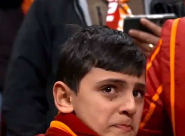 Bu kardeşimiz kim, tanıyan eden biri varsa lütfen irtibata geçsin. Eğer maça ilk defa geldiyse ve maç yarıda kaldı diye ağlıyorsa Fenerbahçe derbisine Okan hocanın hemen arkasında maç izleteceğim kendisine. Tüm takımın imzaladığı bir formada hediye edeceğim kendisine.