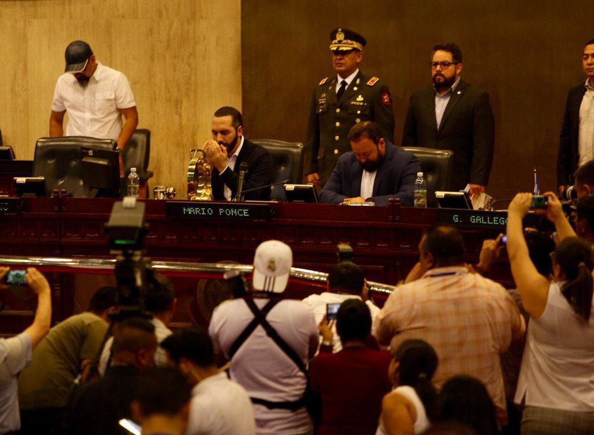 antoasb's tweet photo. Hoy, hace 5 años, fue el debut autoritario de  Nayib Bukele: llevó francotiradores, policías, militares y se tomó la Asamblea Legislativa. Llamó a la insurrección y "habló con Dios" en el Salón Azul. Fue un día terrible para nuestra democracia, que sigue siendo pisoteada. https://t.co/B21VtLsQD4