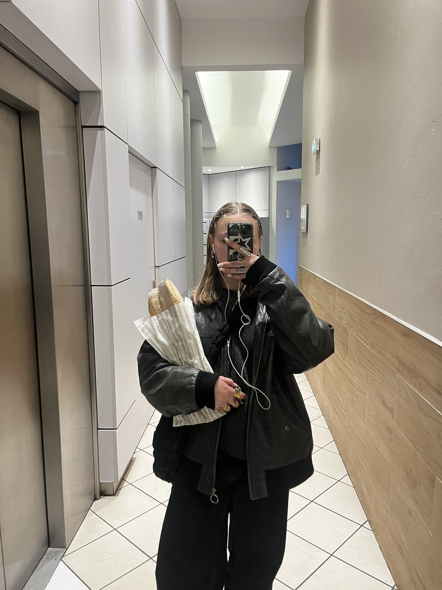 ssuzznne's tweet photo. anyway j’ai eu mes baguettes pas trop cuites #sofrenchie https://t.co/KEYJTXMpqo