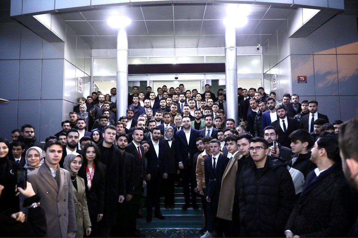 📍Ankara

İl Gençlik Kolları Yönetim Kurulu Üyelerimiz ve İlçe Başkanlarımızla hedef ve ihtiyaçlarımızı istişare ettiğimiz toplantımızda bir araya geldik. 

Ankara’ya üniversite için geldiğimde bizlere kucak açan teşkilat Ankara Gençlik kollarımızdı…

Ankara Gençliği