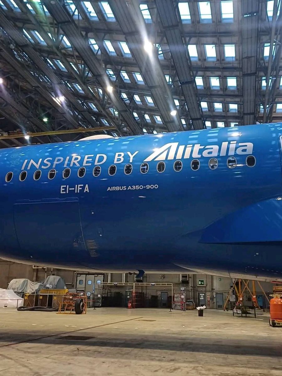 airwaysmagazine's tweet photo. 🔴 An ‘inspired by Alitalia’ sticker has emerged on ITA’s first A350-900. As the owner of the Alitalia brand, ITA seems to start a low-key campaign to bring back the iconic Italian brand.
📸: Unknown
#alitalia #airbus #avgeek https://t.co/5tgVB3WtPi