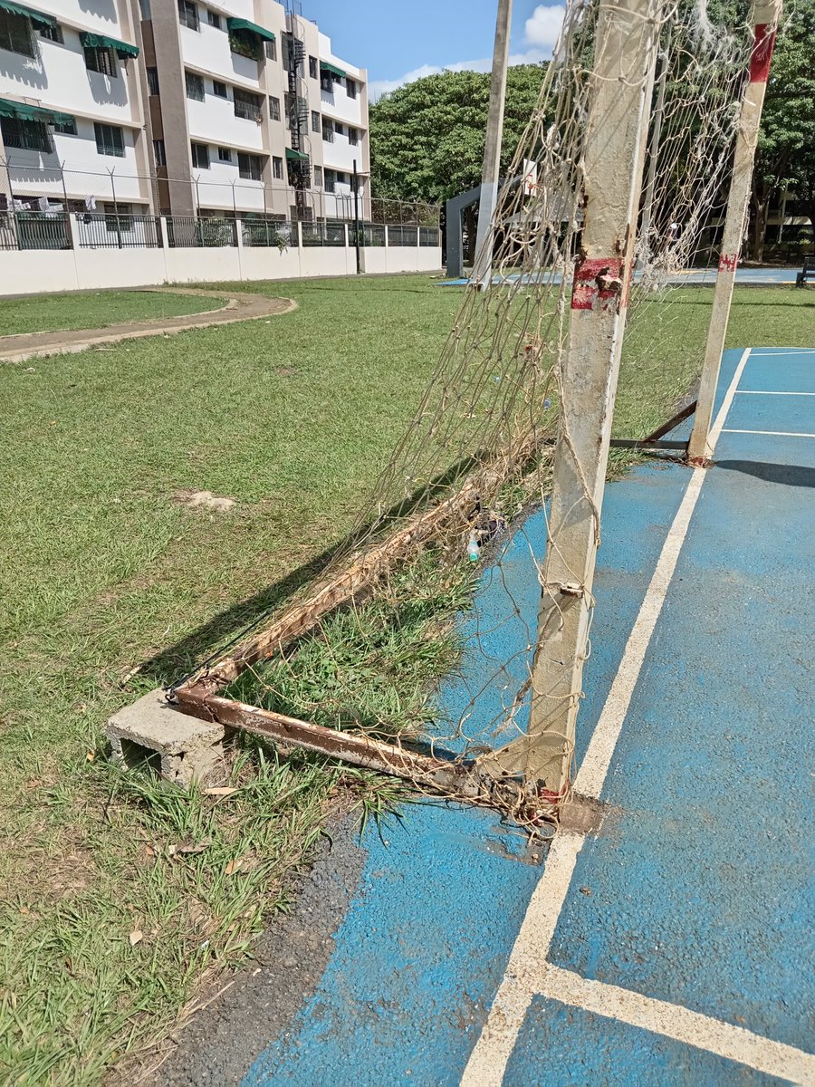 erafaelgl's tweet photo. @AlcaldiaDN @CarolinaMejiaG Solicitamos del apoyo de nuestra alcaldesa para que nos ayuden con la cancha de fútbol del parque de las praderas, las porterías están en muy malas condiciones y no son seguras para los niños jugar, mucho agradecemos de su apoyo. https://t.co/O3Y2IRhgli