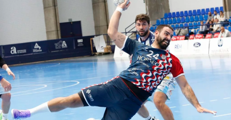 RFEBalonmano's tweet photo. 🔴 @eonalicante gana un duelo de infarto y mantiene el liderato en la #DHPlataMas
✍🏼 Entérate de todo lo que ha pasado en la Jornada 19 👇🏼
#️⃣ #Balonmano