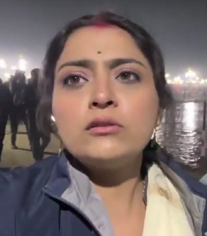 कुंभ मेले में एक यूटूबर पत्नी के साथ छेड़खानी का मामला सामने आया है। पति-पत्नी ने बताया कि वे स्नान करने आए थे, लेकिन आसपास के लोगों ने फब्तियां कसीं और छेड़खानी की। पत्नी ने कहा कि मंगलसूत्र और सिंदूर के बावजूद लोगों ने छेड़खानी की।