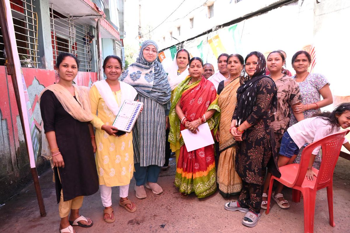 बस 1 दिन और शेष है, सबको मिलकर जोर लगाना है, कांग्रेस को जितना है।

आज कालीबाड़ी के गांधी नगर, विद्यानगर क्षेत्र में अर्जुमन ढेबर जी ने सघन जनसंपर्क अभियान चलाकर कांग्रेस को अधिकाधिक मतों से जिताने की अपील की।