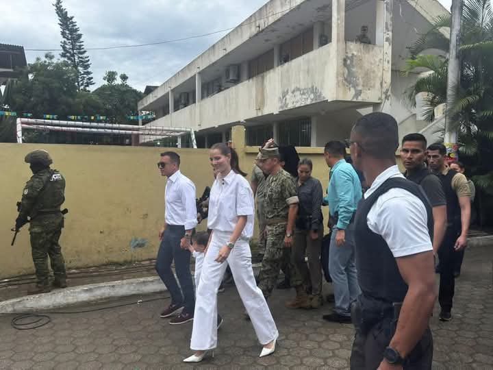 ertl27's tweet photo. Está Imágen es todo lo mal que está el Ecuador, 

El remedo de Presidente utilizando recursos públicos y tras el una escuela en ruinas demostrando el abandono de su parte 

#NoboaNuncaMás 
#decideecuador2025 
#EleccionesEcuador2025 https://t.co/CholGR7CAh
