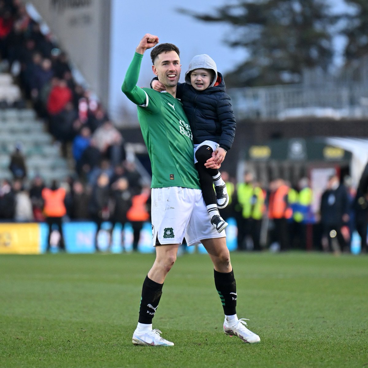 EmiratesFACup's tweet image. A hero and his son 💚

What a day for @Ryanhardie9 

#EmiratesFACup