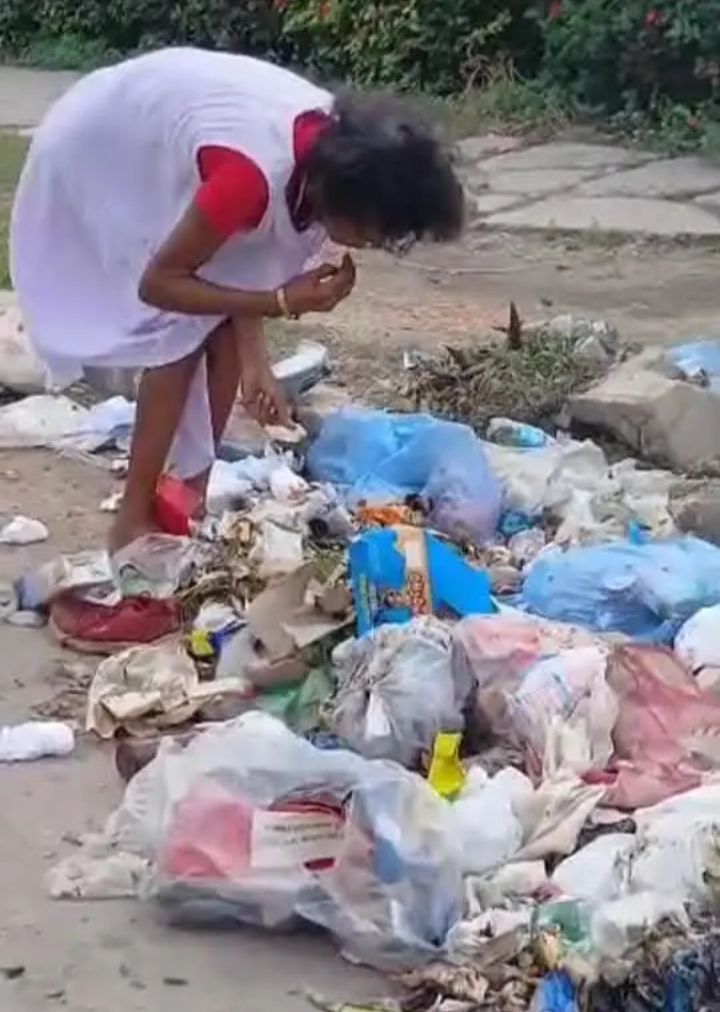 Blancoy48488239's tweet photo. Izquierda, así viven ellos, los de la cúpula de poder.
Derecha, así vive el pueblo, hurgando en la basura para comer.
#CubaColapsada https://t.co/Xthj9iJcPR