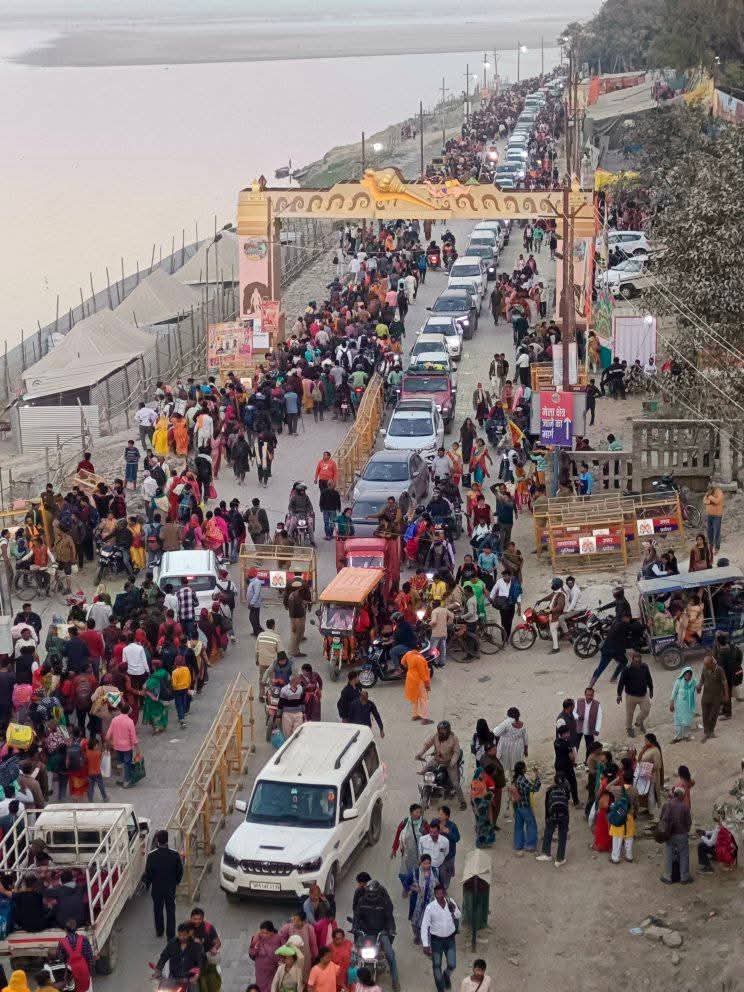 कुंभ में जब सारी गाड़ियां बंद हैं तो फिर ये लोग कौन हैं?