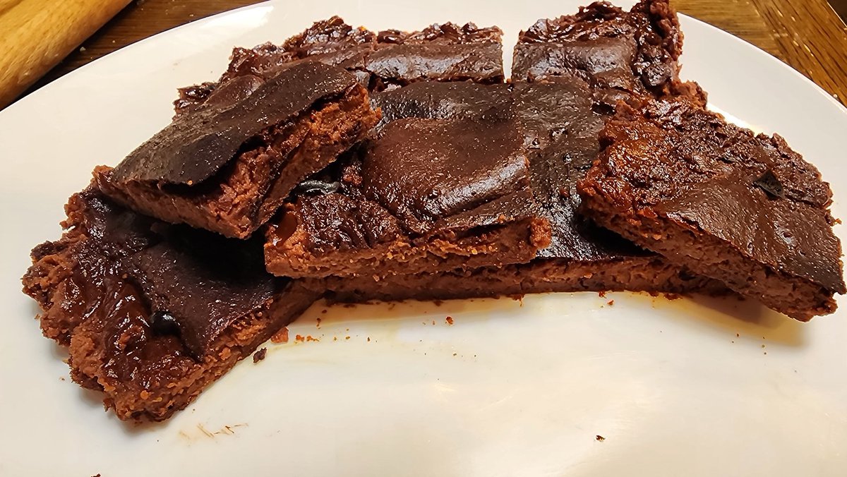 LionsFit4life's tweet photo. Cottage cheese: once just a humble snack, now the 8th wonder of the low-carb world! From protein-packed pancakes to these fudgy keto brownies—who knew? Gains & indulgence, all in one bite! #KetoMagic #ProteinPower https://t.co/7G9pkE68q8