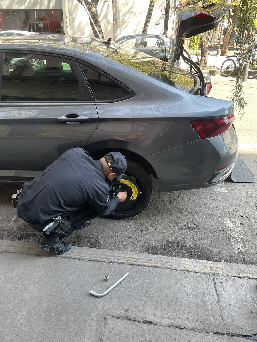 Gracias <a href="/SSC_CDMX/">SSC CDMX</a> por el apoyo con la avería de mi auto también. Se reconoce lo bueno