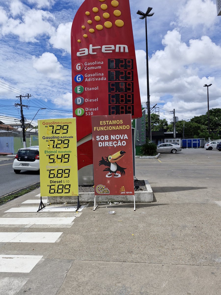 ZeRicardoAM's tweet image. Postos aumentaram gasolina para R$ 7,29. Um absurdo.
O gov Wilson Lima aumentou o ICMS sobre combustíveis. 
A Refinaria foi privatizada, refina pouco, compra petróleo de fora, preço internacional. Mas se o dólar baixou, porque aumento da gasolina?
É ganância. E o povo pagando.