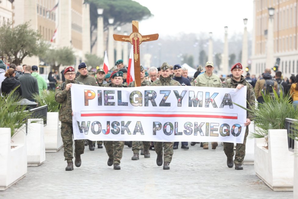 EpiskopatNews's tweet image. Polska delegacja na #Jubileusz2025 Służb Mundurowych oprócz Mszy św. z @Pontifex_pl,  miała okazję uczestniczyć m. in. w modlitwie w kościele Chiesa Nuova oraz przy grobie św. Jana Pawła II i przejść przez Bramę Świętą.

#Relacja: ordynariat.wp.mil.pl
fot. Krzysztof Stępkowski