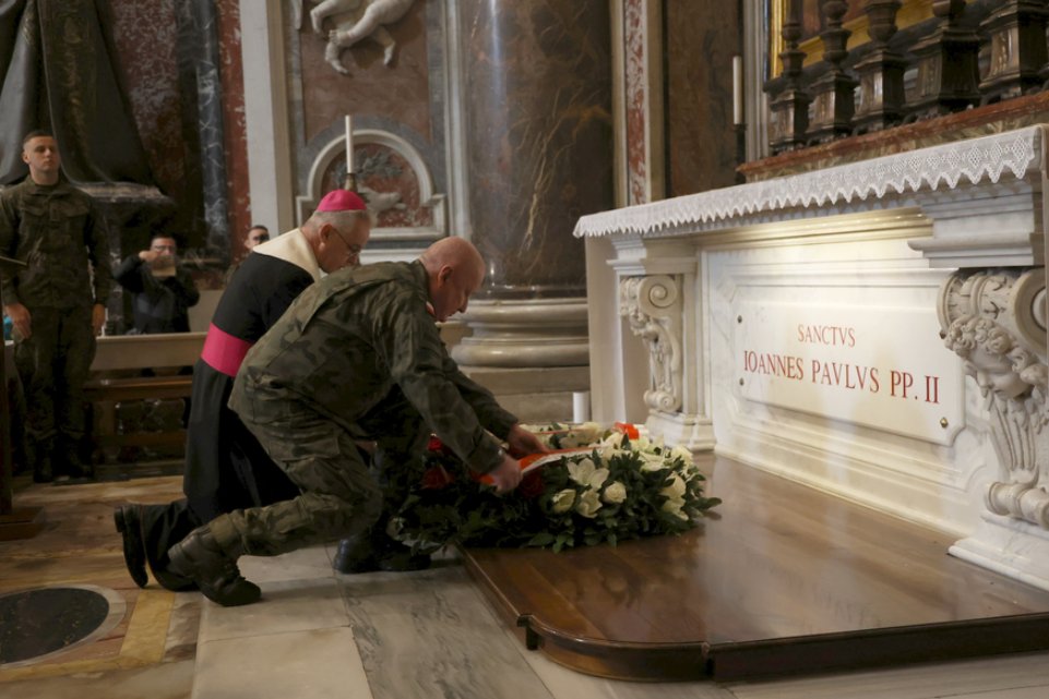 EpiskopatNews's tweet image. Polska delegacja na #Jubileusz2025 Służb Mundurowych oprócz Mszy św. z @Pontifex_pl,  miała okazję uczestniczyć m. in. w modlitwie w kościele Chiesa Nuova oraz przy grobie św. Jana Pawła II i przejść przez Bramę Świętą.

#Relacja: ordynariat.wp.mil.pl
fot. Krzysztof Stępkowski
