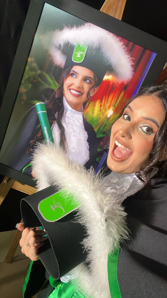 MandnaMed's tweet photo. FORMEI!!!! Oficialmente enfermeira e aluna destaque da minha turma! Os dias de glóriaaaaaaa 💚🎓 https://t.co/QTbwUpmcIh