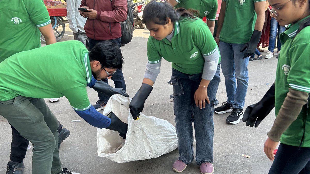 ecghaziabad's tweet photo. आज हमारी टीम ने शहीद स्थल मेट्रो स्टेशन, #ग़ाज़ियाबाद के आसपास स्वच्छता अभियान चलाया। इस दौरान ठेला- दुकानदारों को कूड़ेदान रखने व लोगों को कूड़ा ना फैलाने हेतु प्रेरित भी किया गया। टीम ने आज क़रीब 10 किलो कूड़ा साफ़ किया।
@dm_ghaziabad @VikramadityaSM @OfficialDMRC #ECCleanUp https://t.co/AsZ5PowHXW