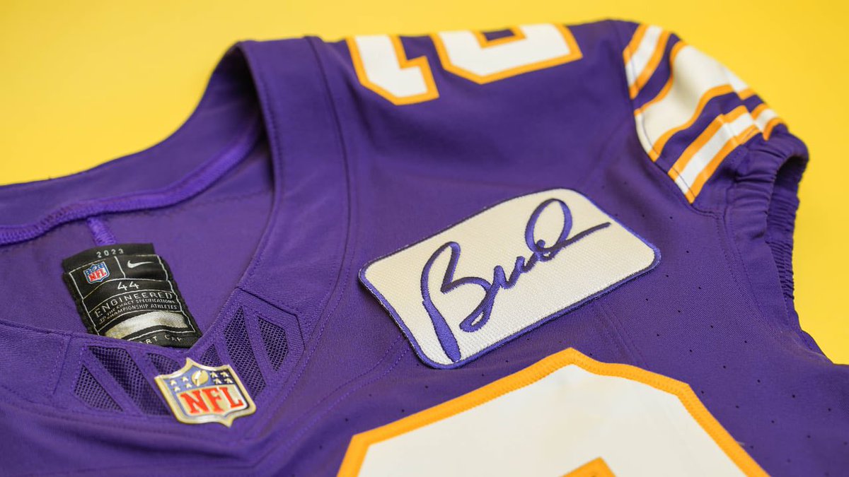 VikingsNewsSkol's tweet photo. I think the #Vikings should bring back the Moss Era unis as an alternate next season, and for their home opener, wear a “Moss” patch for its debut, like they did for Bud with the Classic Unis. I think it would be a nice gesture for his fight these past months. #LetsMossCancer https://t.co/eoN6zoUtpU