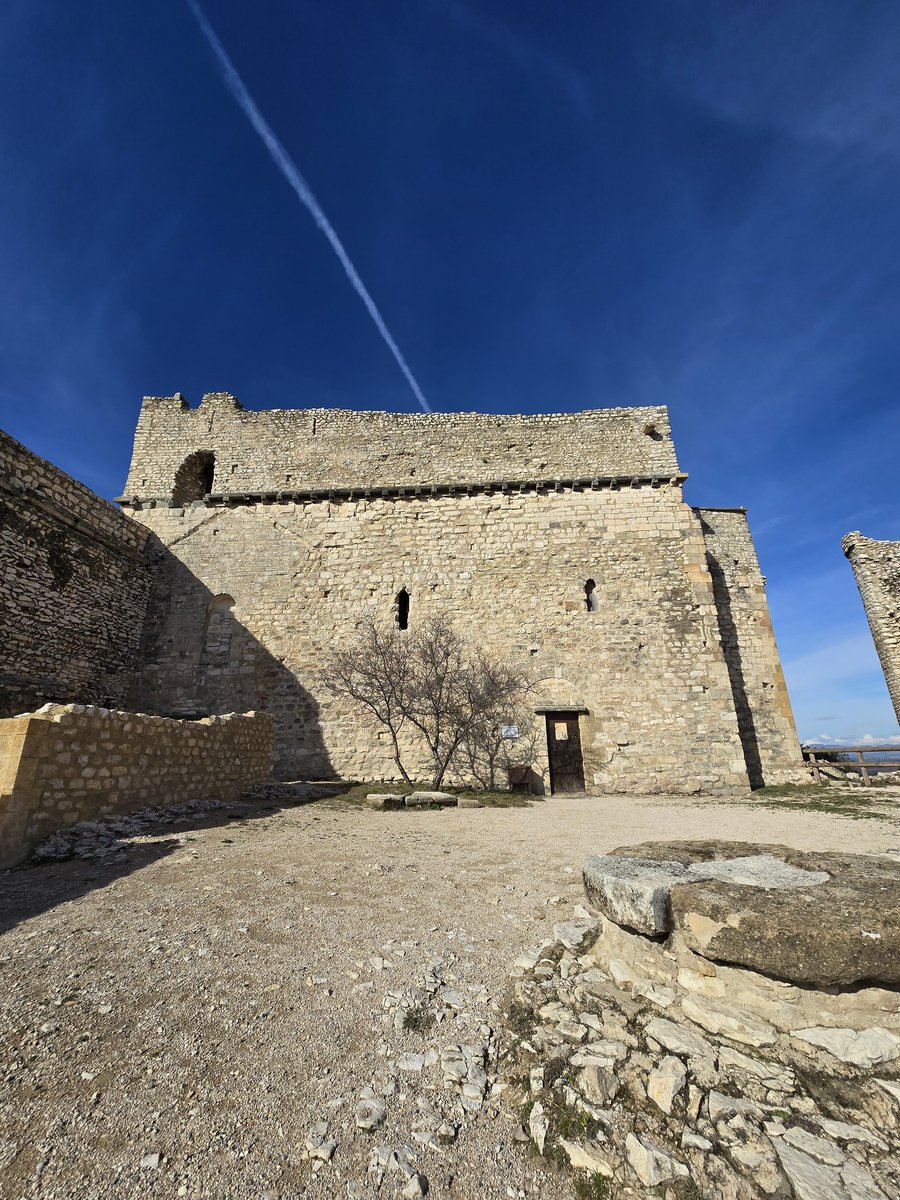 StephaniROYER84's tweet photo. Le château de Thouzon, situé au Thor dans le Vaucluse, est une ancienne forteresse médiévale datant du XIe siècle. 
Perché sur une colline, il offre une vue imprenable sur les plaines environnantes 😍 
A son pied de multiples sentiers pour le plaisir d'une simple balade https://t.co/QFGPT2yU2d