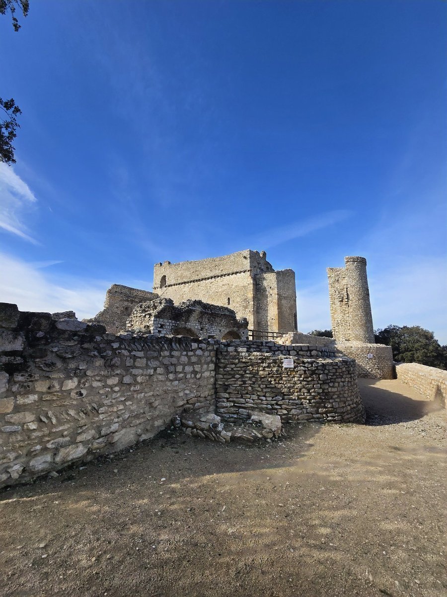 StephaniROYER84's tweet photo. Le château de Thouzon, situé au Thor dans le Vaucluse, est une ancienne forteresse médiévale datant du XIe siècle. 
Perché sur une colline, il offre une vue imprenable sur les plaines environnantes 😍 
A son pied de multiples sentiers pour le plaisir d'une simple balade https://t.co/QFGPT2yU2d