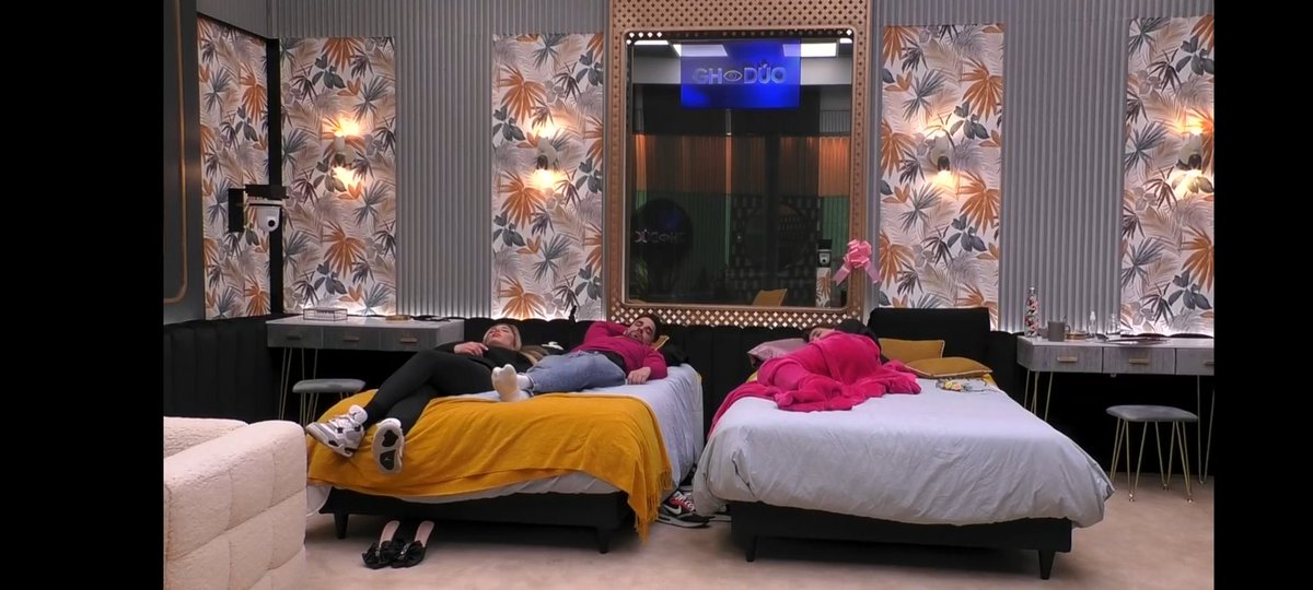 Me aburre ver a gente durmiendo y sin dar contenido!! Paco, cambia de cámara!!! <a href="/ghoficial/">Gran Hermano</a> #GH9F