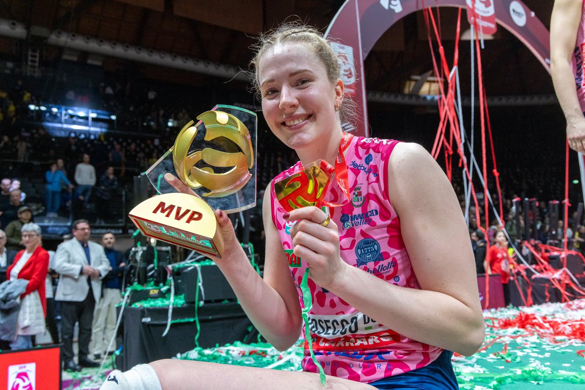 HaakUpdates's tweet photo. 📷 | Isabelle Haak com o prêmio de MVP da Copa Itália. [09.02.25]

© Rubbin/LVF https://t.co/kQR1gJWnVJ