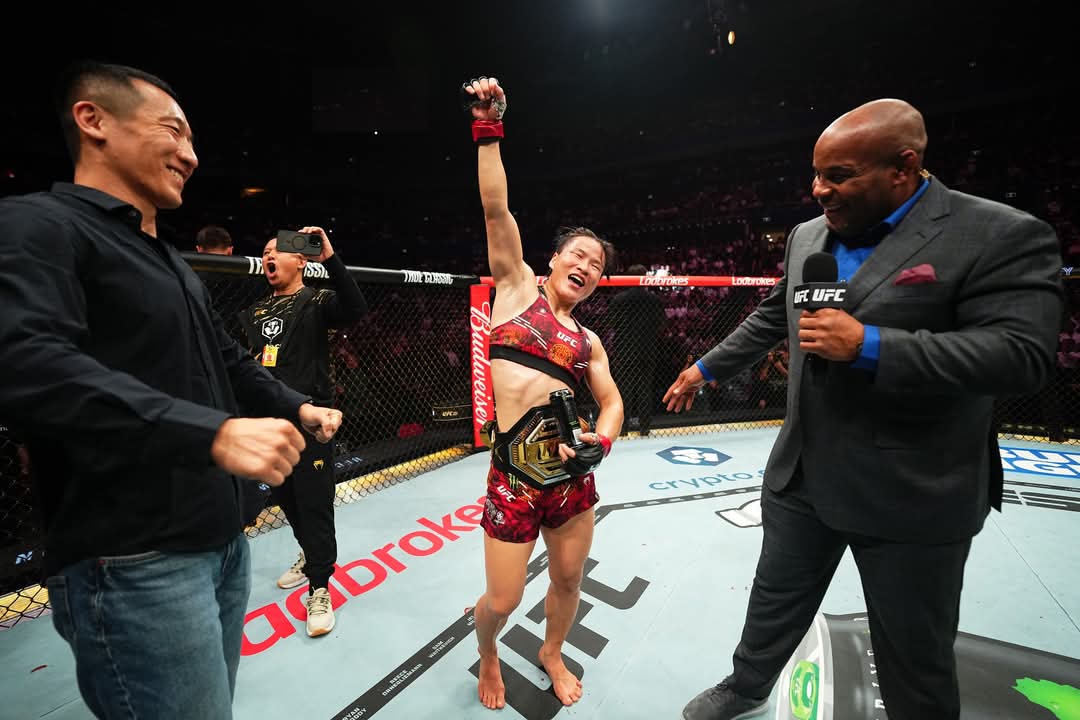 THEGOAT_mx's tweet image. La china Weili defendió por tercera ocasión su reinado en las 115 lbs y en esta ocasión la contrincante fue Tatiana Suárez, con quien demostró estar a un nivel completamente diferente, a pesar de ser la número uno en el ranking de esta división.
📷 UFC 

#mma #UFC312 #strawweight