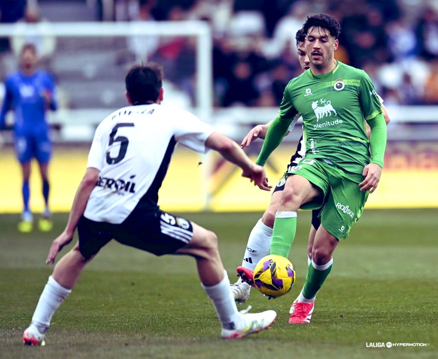 RMD_Robert's tweet photo. Victoria de mérito a la par que necesitada en el Plantío frente al lider, partido muy serio del Burgos. 
En la medular @miguel5angel99 a lo suyo 👊🏻😉⚪️⚫️
#LaFamiliaRMD⚽️ #MA5 #LaLigaHypermotion #BurgosCF #Comeon https://t.co/4lgCAF35n6