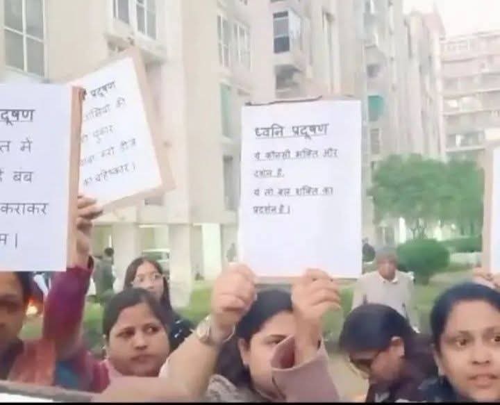 ocjain4's tweet image. क्या समय आ गया है

एक तरफ इतना गंद बका जा रहा है और लोग इस जोक कह ठहाके लगा रहे है

दूसरी तरफ लोग प्रेमानंद जी के राधा राधा नाम से परेशान होकर उनकी रात्रि यात्रा बंद करवा देते है

अब कलयुग अपने चर्म पर है... हे प्रभु अब तो अवतार लो