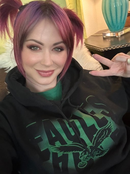 Watch Emi Addison's leaked NSFW photo on TwXstars