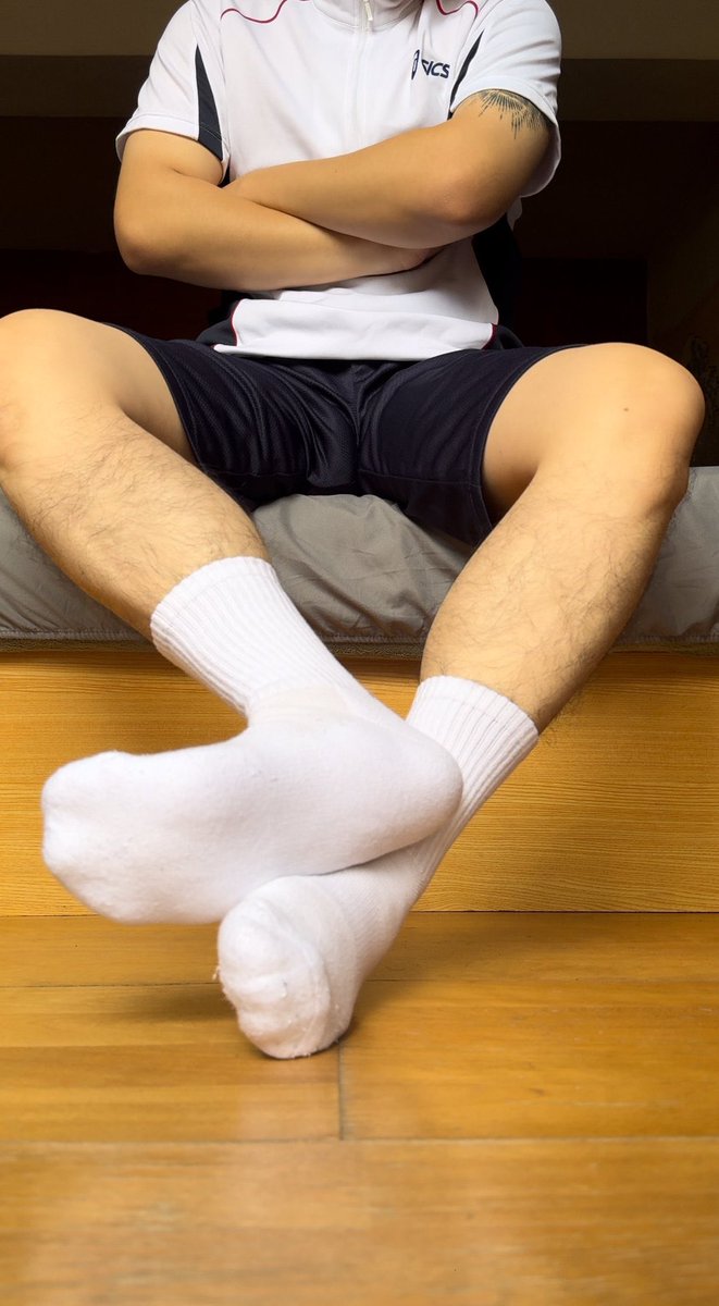 socksarea's tweet photo. 挑逗系視角@is_bn_ 

第二位襪襪推主出爐，他的版上各種腳跟襪😍

版主超多種襪子，重點是腳底白白嫩嫩，好欠摸（舔？！

不得不說，他很會拍挑逗視角，壞壞的感覺配那個屌包🤤

馬上私訊我訂購，回家玩🧦

#白襪 #腳控 #原味 #挑逗系 https://t.co/eJv5kHalUa