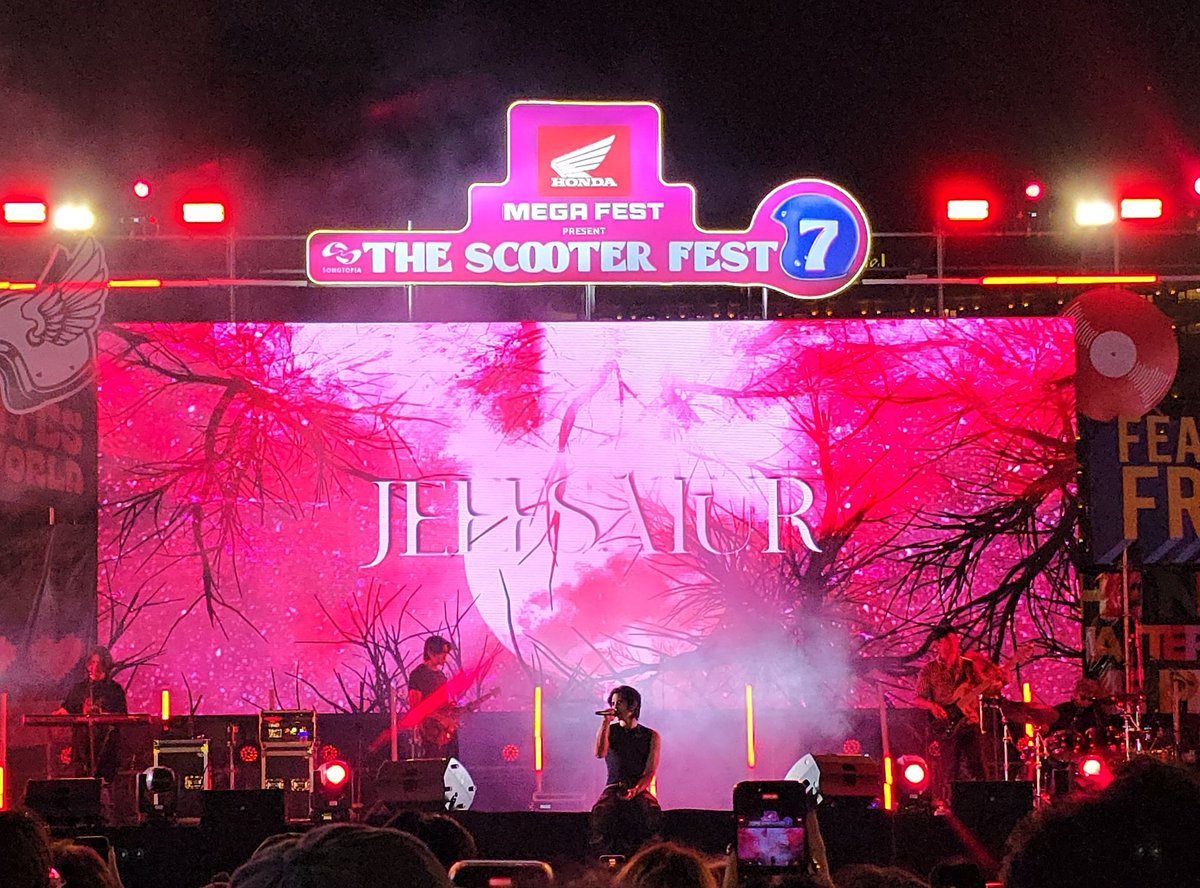 meonmoon_me's tweet photo. "สิ่งเดียวที่ผมจะตอบแทนให้คุณวันเสาร์ได้ 
ก็คือเสียงเพลง"

คนที่โอ๋คุณวันเสาร์ได้ดีที่สุด ก็มีแค่ #JeffSatur แหล่ะ 
แถมให้ 3 เพลง โอ๋ๆ คุณวันเสาร์ 
#TheScooterFest7xJeffSatur https://t.co/V4X2Kk0y5G