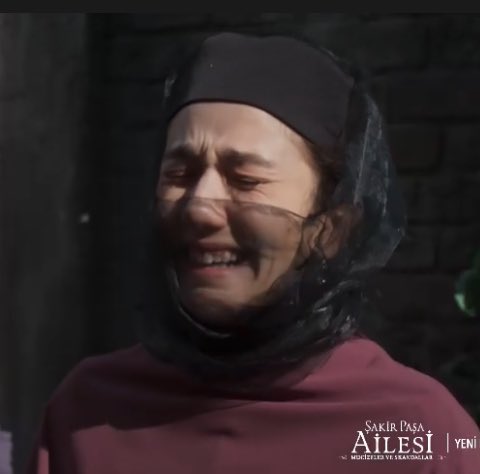 kekazadeniz's tweet photo. Ayşe niye ağlıyorsun güzel ablam? Diye sorduğunda Hakkiye’nin “ben mi güzelim” diye sorgulayıp daha çok ağlaması içimi dağladı ya kadın aldatıldı diye kendini çirkin sanıyor resmen aldatan tüm kocaları canlı canlı yakabilsek keşke.. #ŞakirPaşaAilesi https://t.co/RVcMRFBH5V