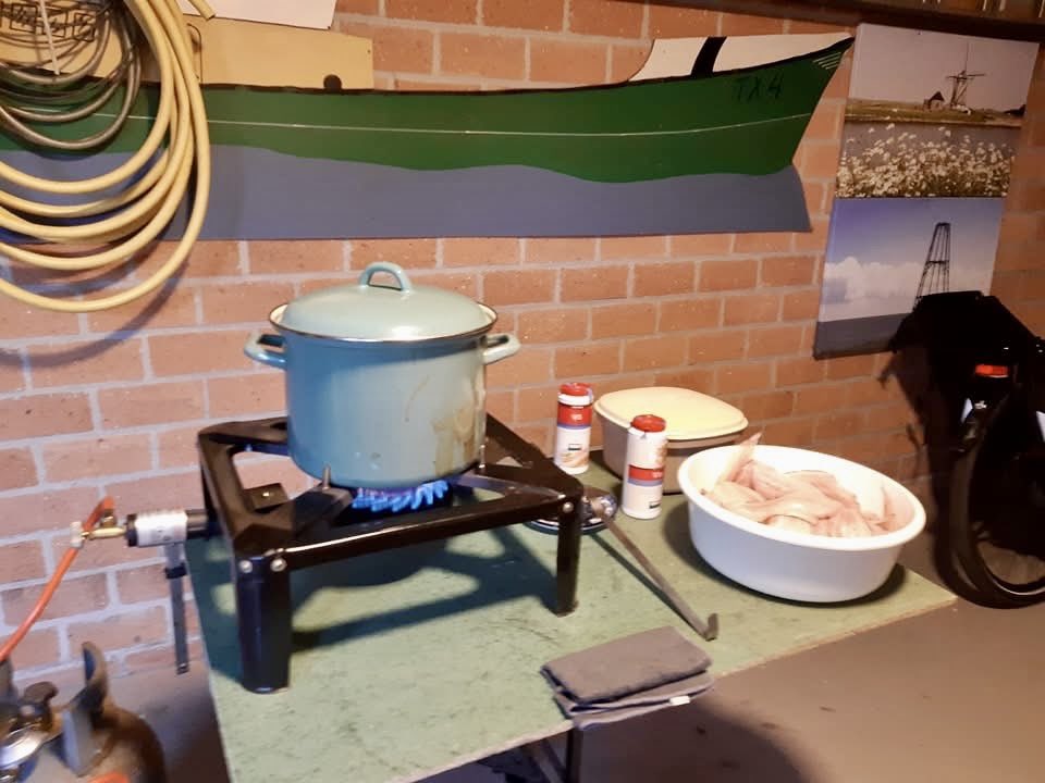 Wat ben je aan het doen, Noordzee tong bakken bakken, met rijst, boter en bruine suiker, dat zijn wij gewend op het Waddeneiland Texel.