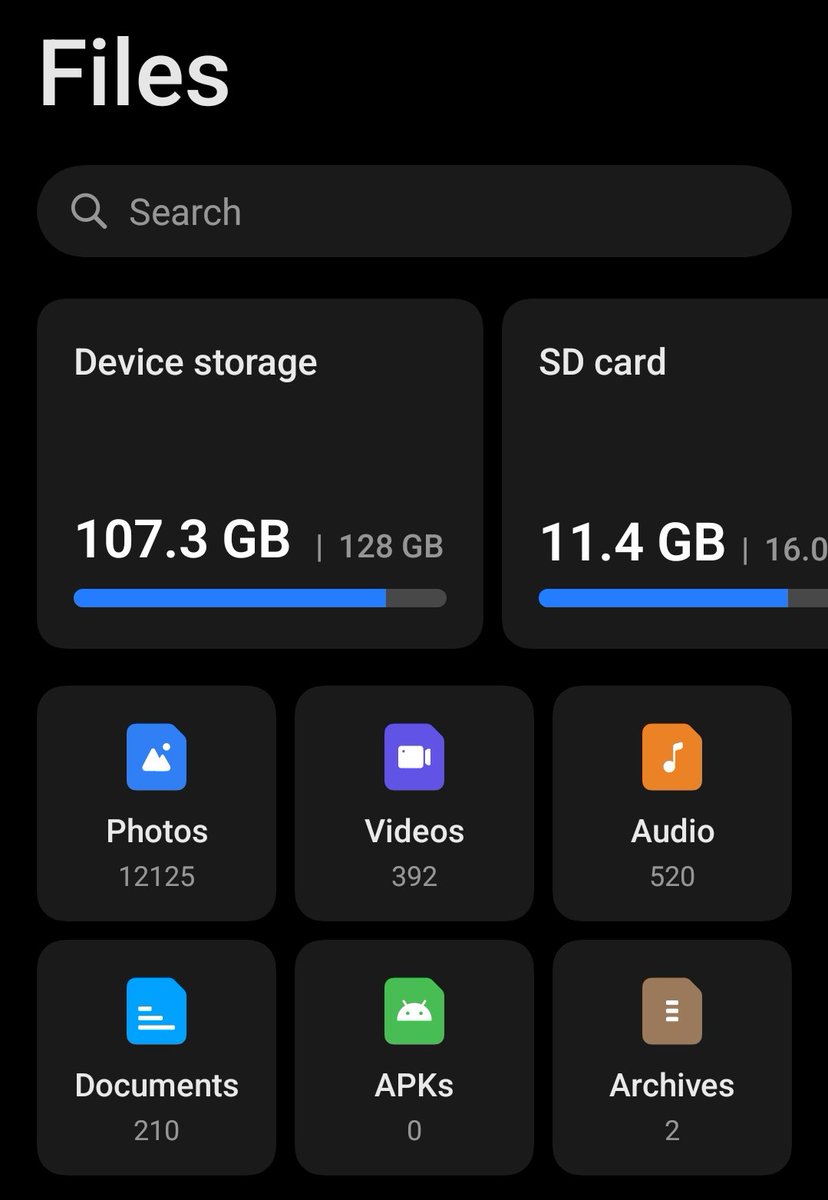 lacrinova's tweet photo. This is what saving any remotely amusing image does to your phone... 
I would love to say I save art. It's memes or cute animals.
Do I get a new phone when it's full ?😔 https://t.co/ASd5rTV7vj