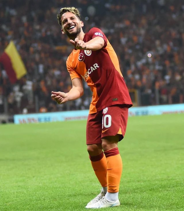 Adamlığının zekatını verse ,cümle fenerbahçe camiası nasiplenir… Boyu küçük , testisleri fenerin tarihinden büyük adam