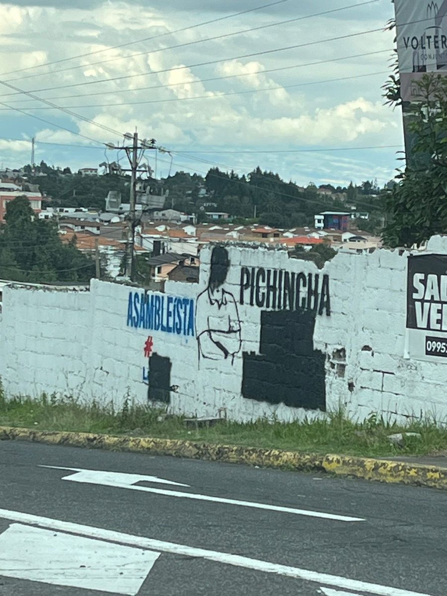 CapiZapataEC's tweet image. El juego sucio no nos detiene Lamentamos que quienes no tienen propuestas recurran al vandalismo para intentar opacar este proyecto. Nuestras paredes han sido pintadas con apoyo ciudadano, seguiremos adelante con convicción.
La verdadera política se gana con ideas no con ataques