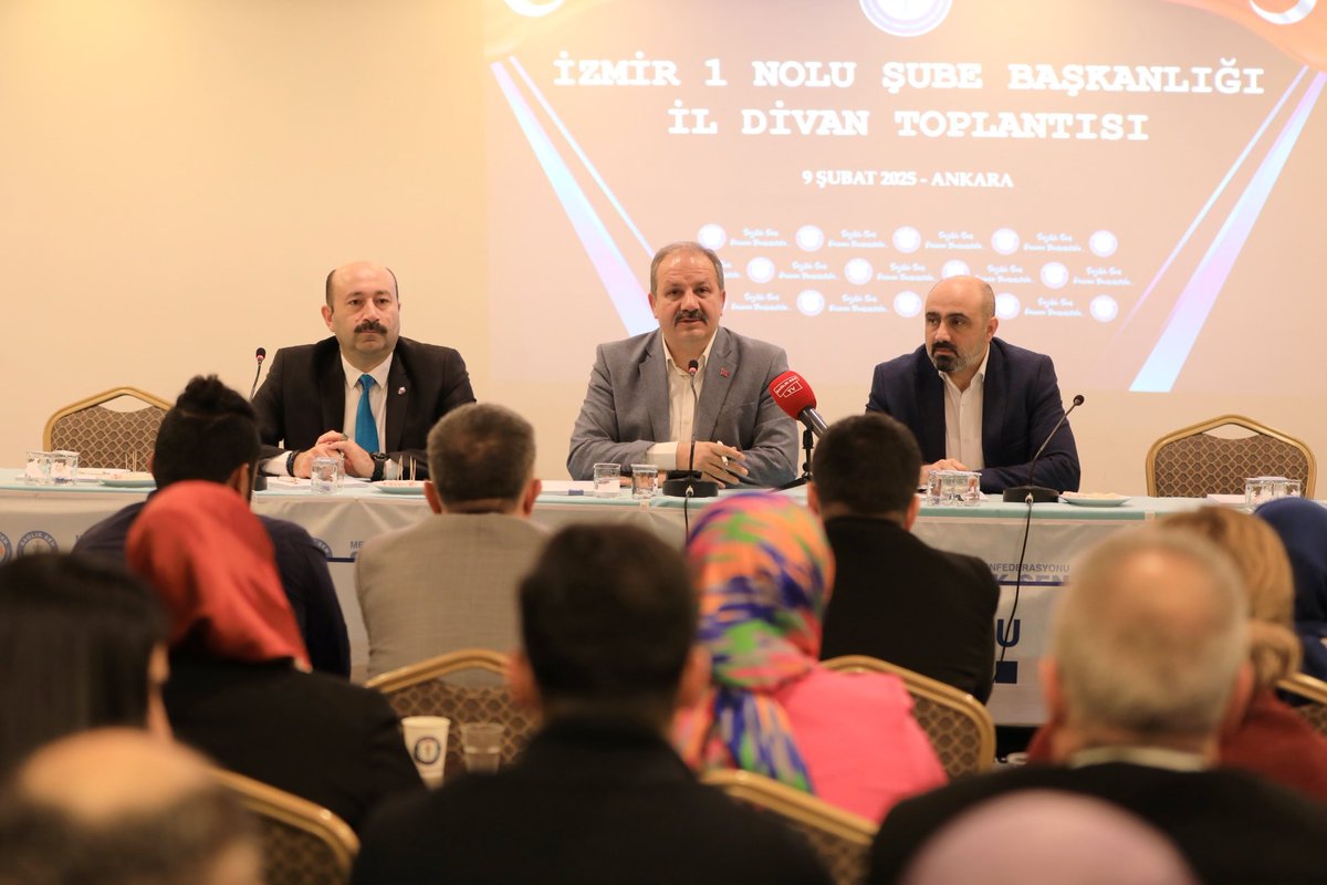 sagliksen's tweet photo. “Hemşirelik Meslek Kanunu Bir An Önce Hazırlanarak Yürürlüğe Girmeli”

Sağlık-Sen İzmir 1 Nolu Şubesi’nin İl Divan Toplantısı'nda Genel Başkan Mahmut Faruk Doğan ile Genel Başkan Yardımcısı Mustafa Irgatoğlu temsilcilerle buluştu.

Genel Başkan Doğan, “Serviste görevli hemşire arkadaşımız kendi alanında yüksek lisansını yapmış, doktorasını tamamlamış, alanında, branşında eğitimini almıştır. Ancak yaptığı işin, aldığı ücretin bununla hiçbir alakası yok. Hemşirelerin mesleki anlamda aldıkları sorumlulukların sınırları net olarak belirlenmeli, aldığı riske karşı korunmalı. Bu yüzden yeni bir Hemşirelik Meslek Kanunu’nun bir an önce hazırlanarak yürürlüğe girmesi için mücadele ediyoruz” ifadelerini kullandı.
⤵️
https://t.co/PzLRpyQSwE