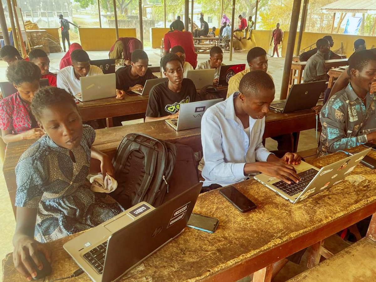 OSCGuild's tweet photo. Snippet from our Sunday meetup. Why haven't you chosen the bold step to lift your skills up. LEARN, UNLEARN AND RELEARN.
#Afrihackbox #oscg #CyberSecurity https://t.co/dMq4nk5Dcx