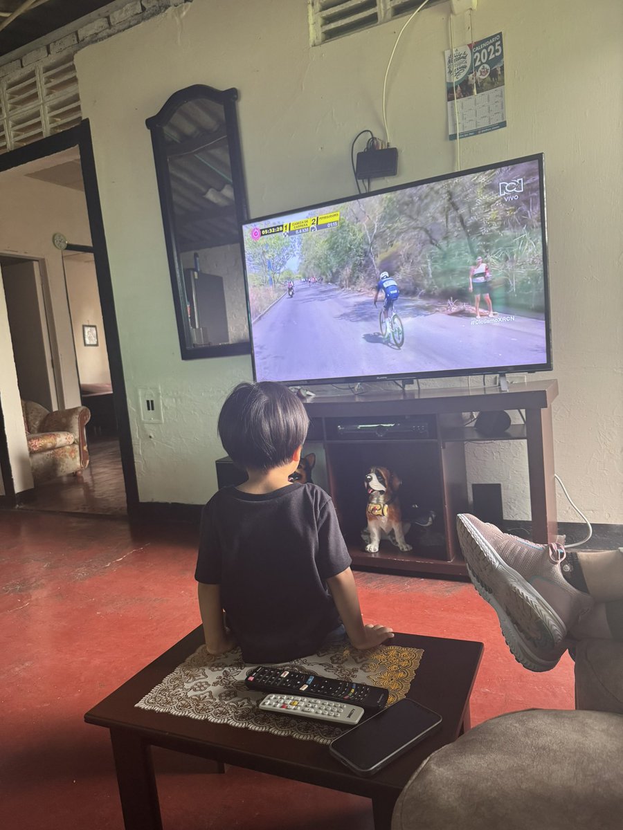 #CiclismoXRCN  <a href="/mario_sabato/">Mario Sabato</a>  🙌🏻  el pequeño espectador el gran Caleb desde el valle
