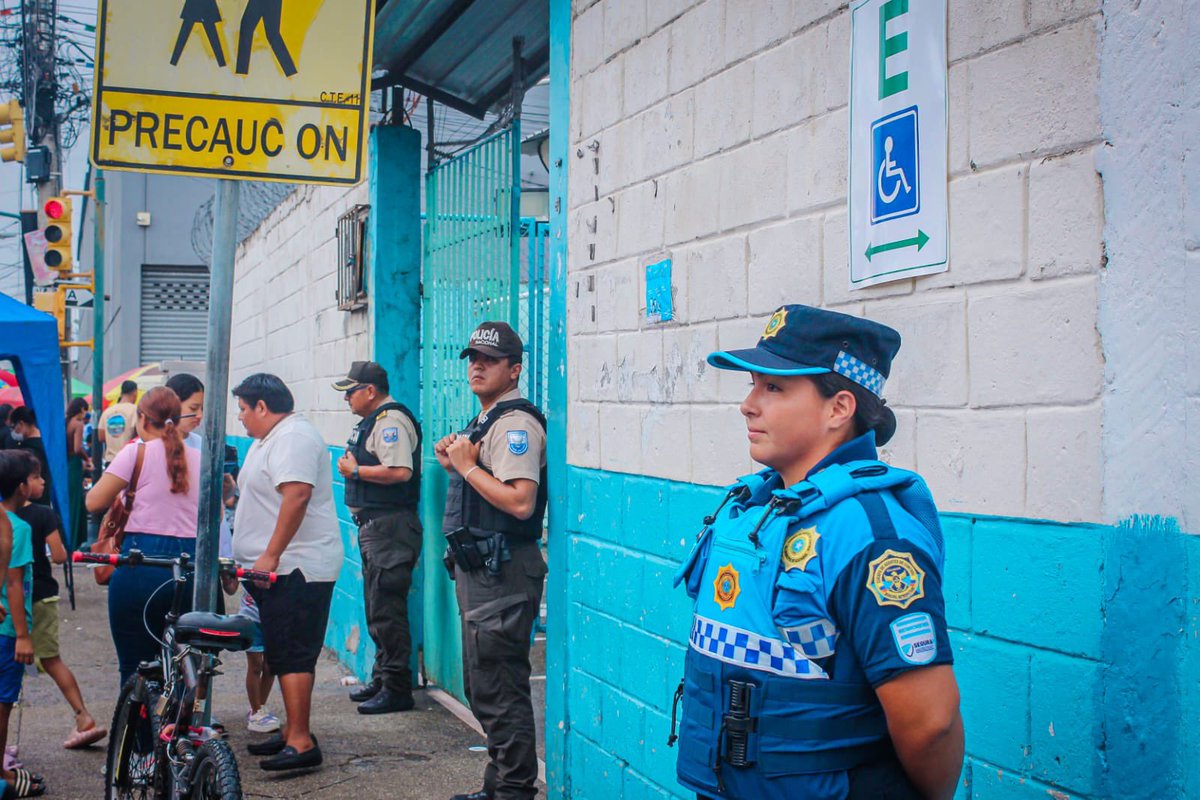 FernandCornejoV's tweet photo. #SeguraEP | Desde @segura_ep, desplegamos más de 800 Agentes de Control Municipal en los diversos recintos electorales de la ciudad para colaborar con la ciudadanía y contribuir con el orden y la seguridad de Guayaquil. 

Además, desde nuestro Centro de Operaciones, monitoreamos en tiempo real el desarrollo de la jornada, asegurando que el proceso transcurra con normalidad.

📍 Comprometidos con unas elecciones seguras y ordenadas. #CiudadDeTodos