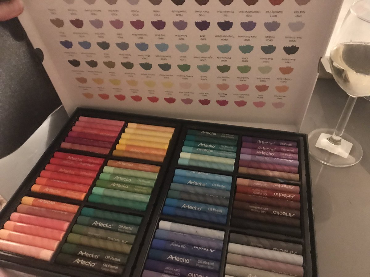 A box of new pastels and a bottle of Prosecco! This may not be every girl’s dream but for me it is bliss 🥰🤣
